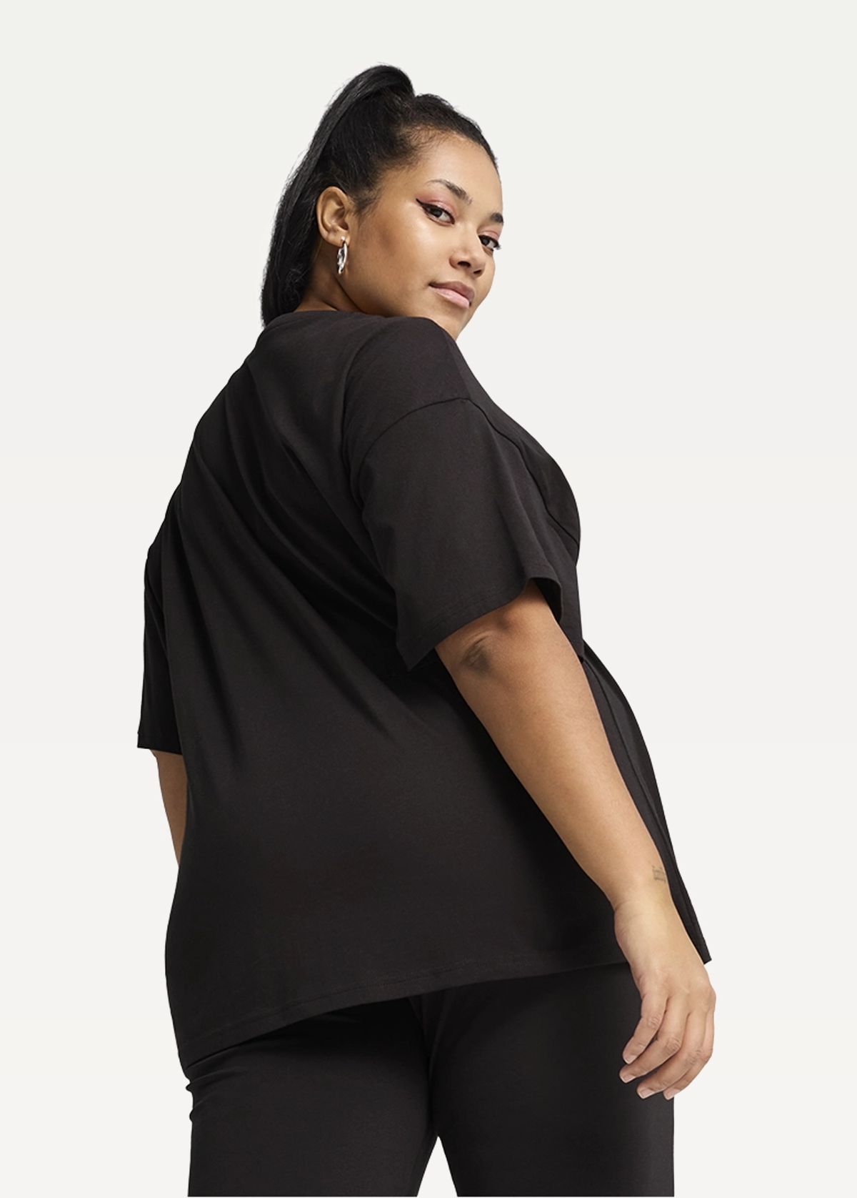 Футболка жіноча PUMA ESS Relaxed Tee чорного кольору