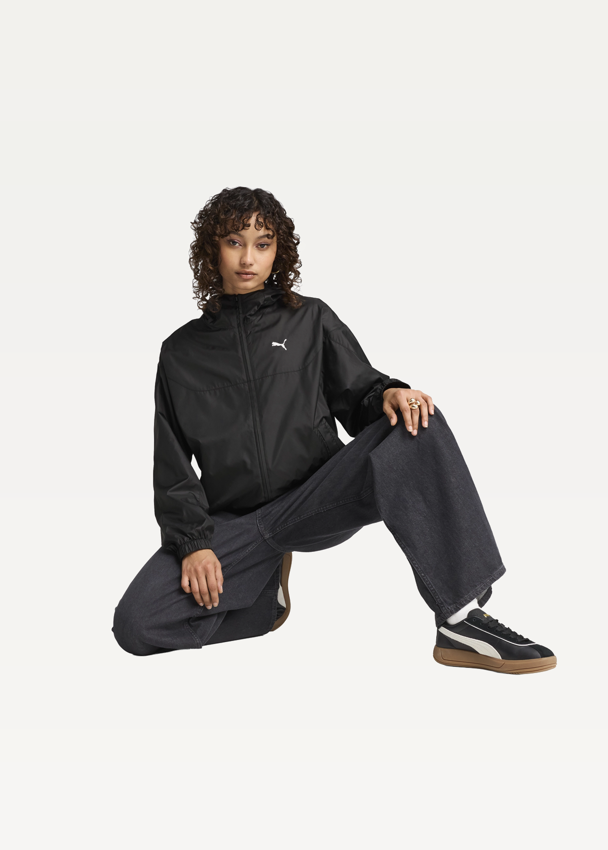 Вітрівка жіноча PUMA ESS Relaxed Windbreaker чорного кольору