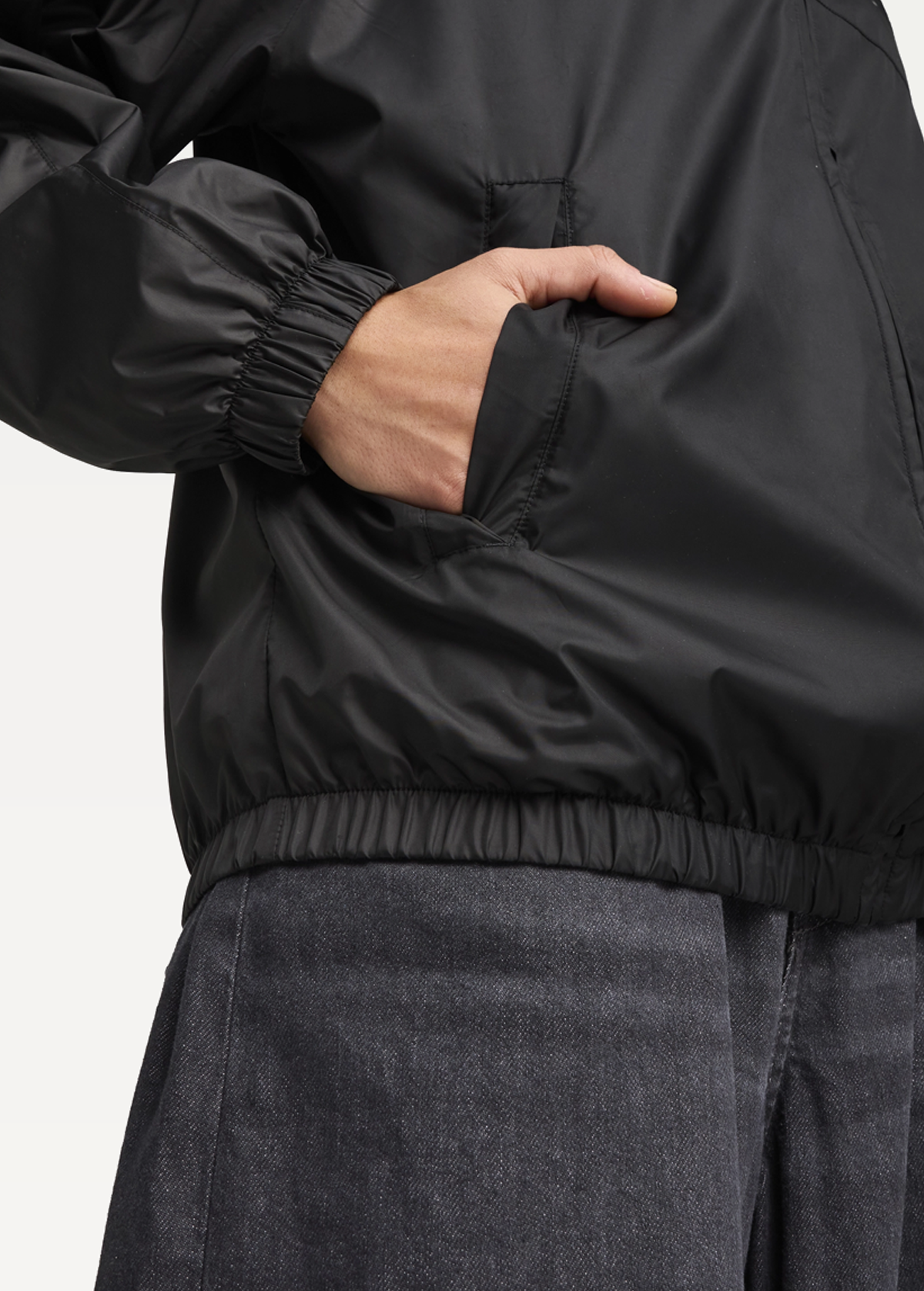 Вітрівка жіноча PUMA ESS Relaxed Windbreaker чорного кольору