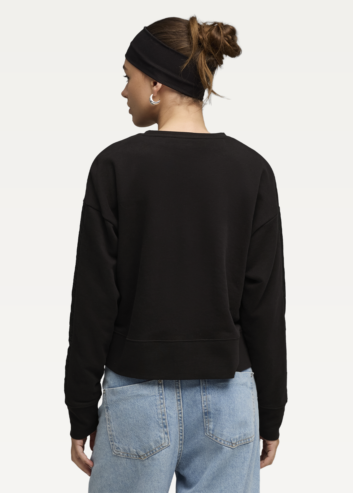 Світшот жіночий PUMA HER Relaxed Crew чорного кольору