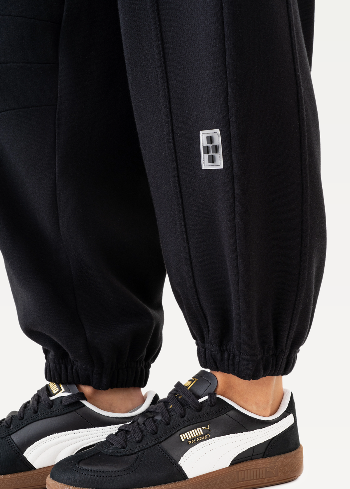 Штани жіночі FRND FOR FRIENDS Shape чорного кольору