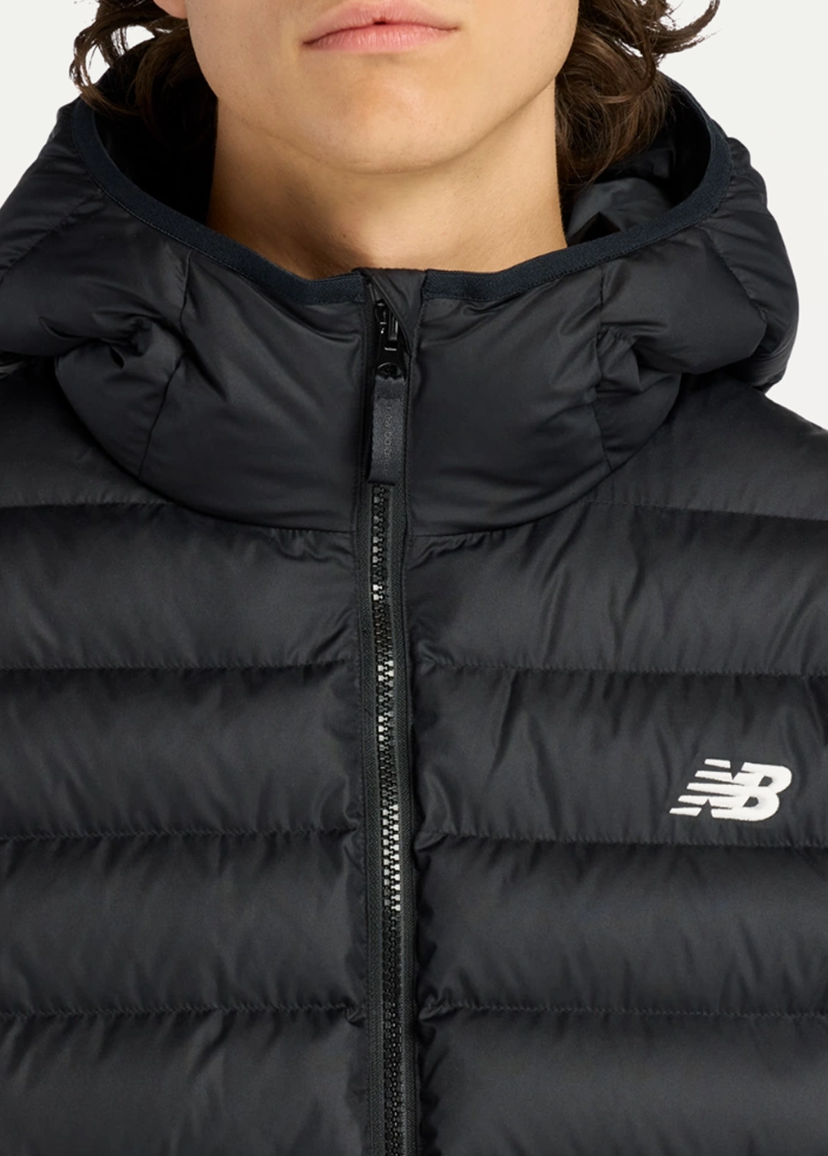Куртка мужская New Balance Hooded Puffer черного цвета