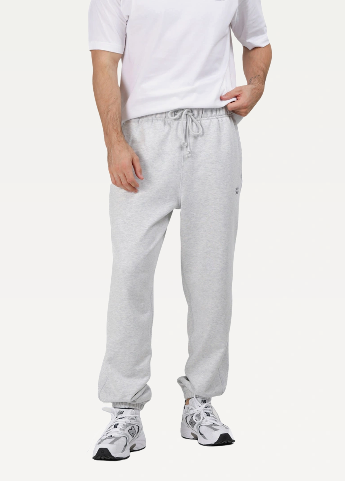 Штаны спортивные мужские New Balance Athletics French Terry серого цвета