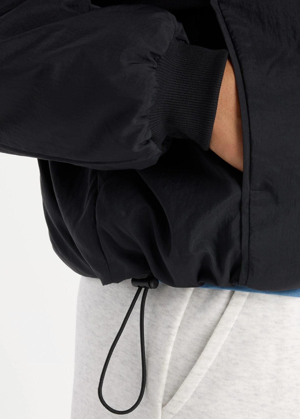 Куртка бомбер жіноча New Balance Reimagined чорного кольору