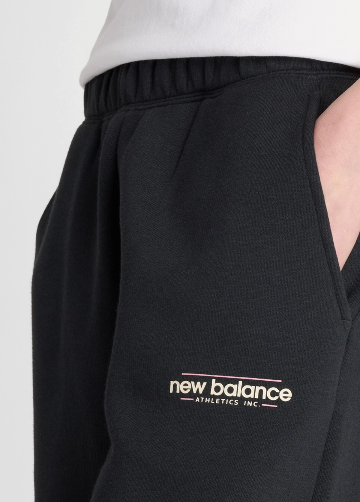 Штани жіночі New Balance Reimagined чорного кольору