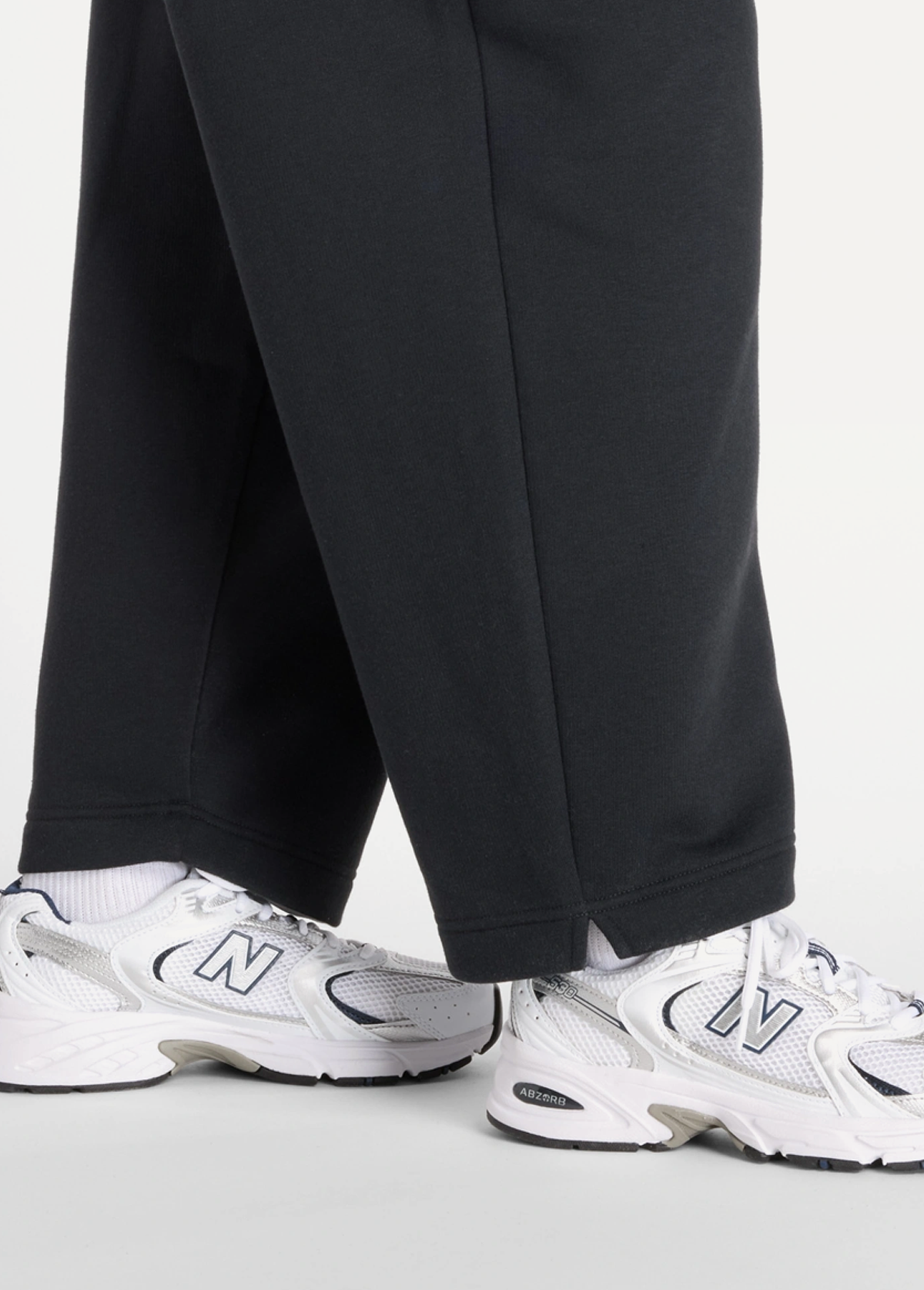 Штани жіночі New Balance Reimagined чорного кольору