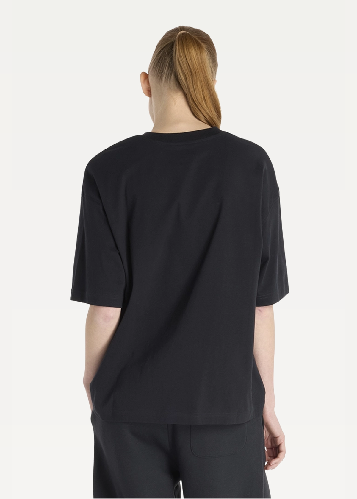 Футболка жіноча New Balance Graphic чорного кольору