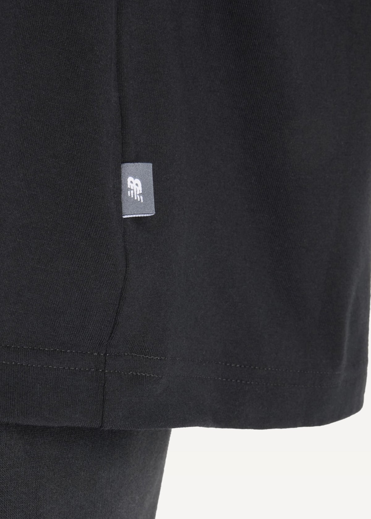 Футболка жіноча New Balance Graphic чорного кольору