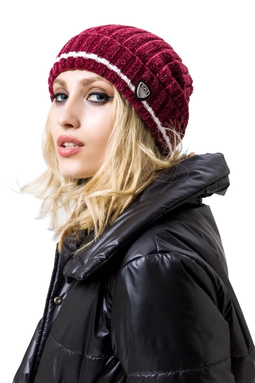 Шапка женская Emporio Armani EA7 красного цвета