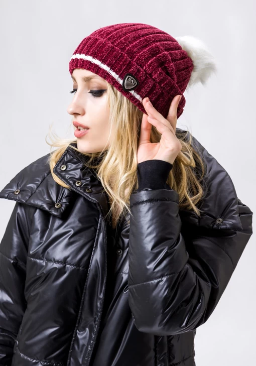 Шапка женская Emporio Armani EA7 красного цвета