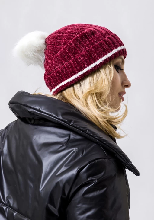 Шапка женская Emporio Armani EA7 красного цвета