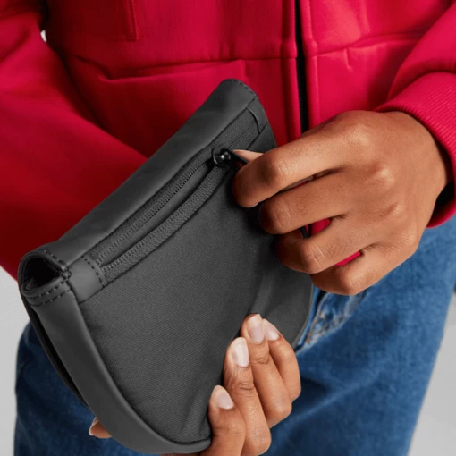 Сумка женская Puma Ferrari SPTWR Wmn Xbdy Pouch черного цвета