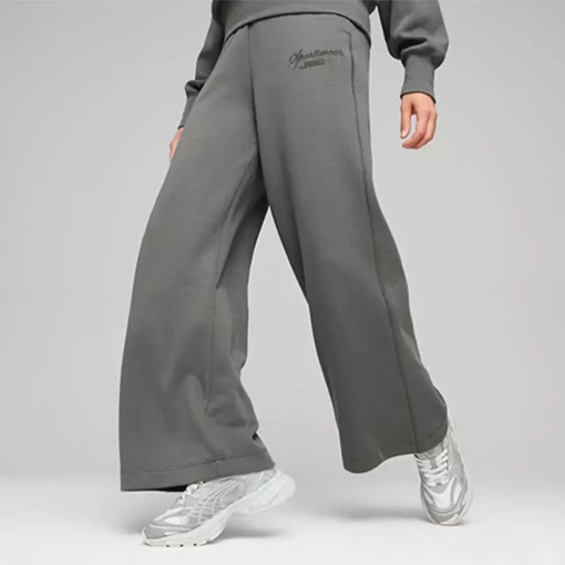 Спортивные брюки женские Puma CLASSICS Relaxed Sweatpants серого цвета