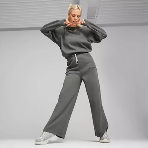 Спортивные брюки женские Puma CLASSICS Relaxed Sweatpants серого цвета