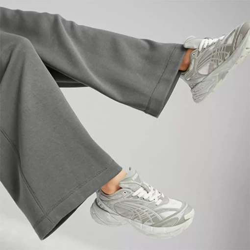 Спортивные брюки женские Puma CLASSICS Relaxed Sweatpants серого цвета