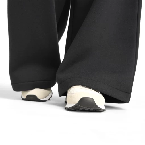 Штаны женские New Balance Linear черного цвета